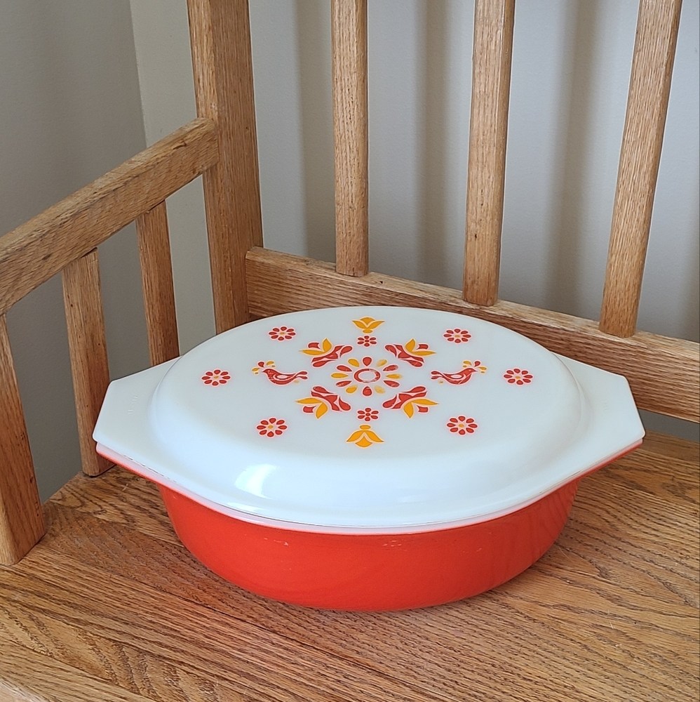 Pyrex Friendship 2 1/2 Quart (Qt) lidded casserole